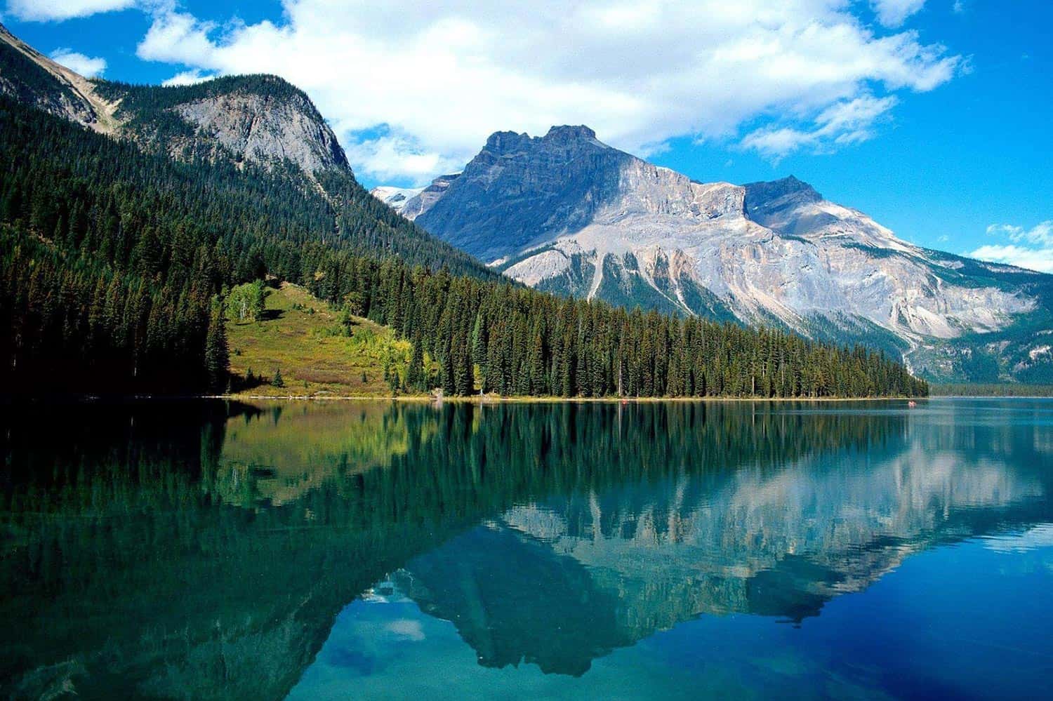 The Clearest Lakes in the US - 10 Of The Best [2024]